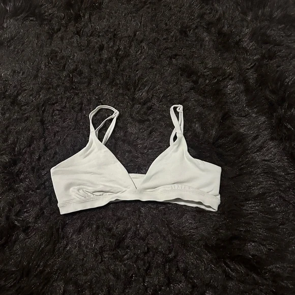 Aritzia
Original Contour Triangle Bralette in matte pearl - Picture 6 of 9